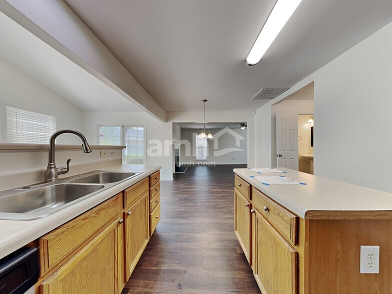 Building Photo - 9927 Spring Park Dr