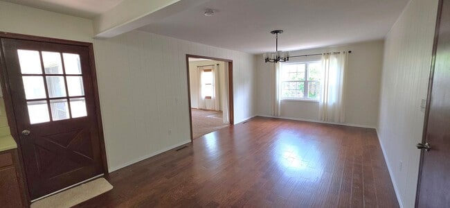 Building Photo - 3 Bedrooms! 2 Living areas! close to Mall! $1695