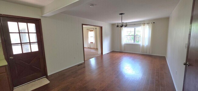 Building Photo - Outstanding 3-4 Bedroom close to Mall! $1895