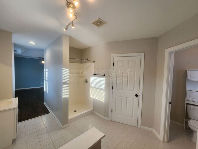 Building Photo - 3239 Osborne Rd NE