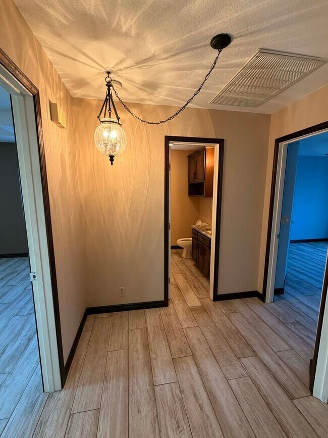 Building Photo - Beautiful Executive 3bd/2bath home in Joplin with fenced in yard / 2 car garage  and sunroom!!