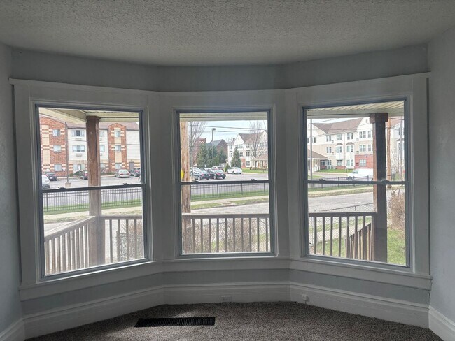 Building Photo - Charming 7-Bedroom Property in Prime Location