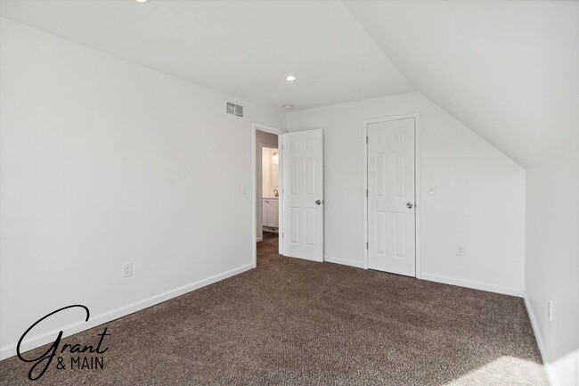 Building Photo - $1,450 - 3 Bed / 1 Bath Newly Renovated Ho...