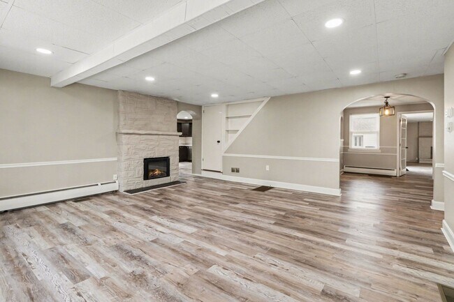 Building Photo - 5885 Avis Ln