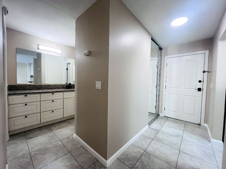 Building Photo - 3030 Suncrest Dr