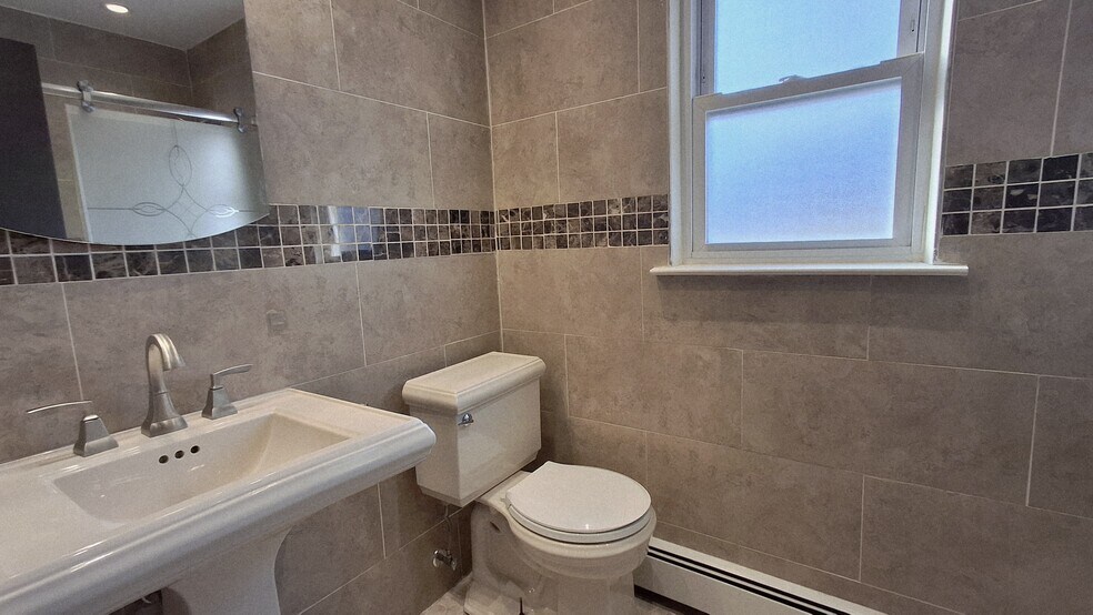 Full Bathroom - 3409 Givernaud Ter