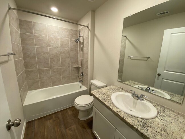 Building Photo - Beautiful 3 bed, 2.5 bath home!