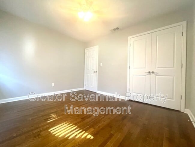 Building Photo - 2114 E 62nd St