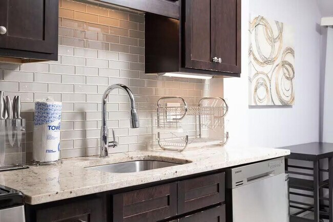 Building Photo - 810 Broadway-SI ID1511377P