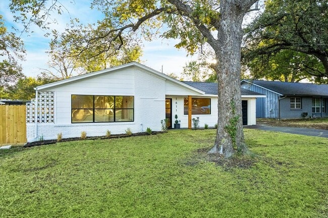 Building Photo - 1611 Ridgehaven Dr