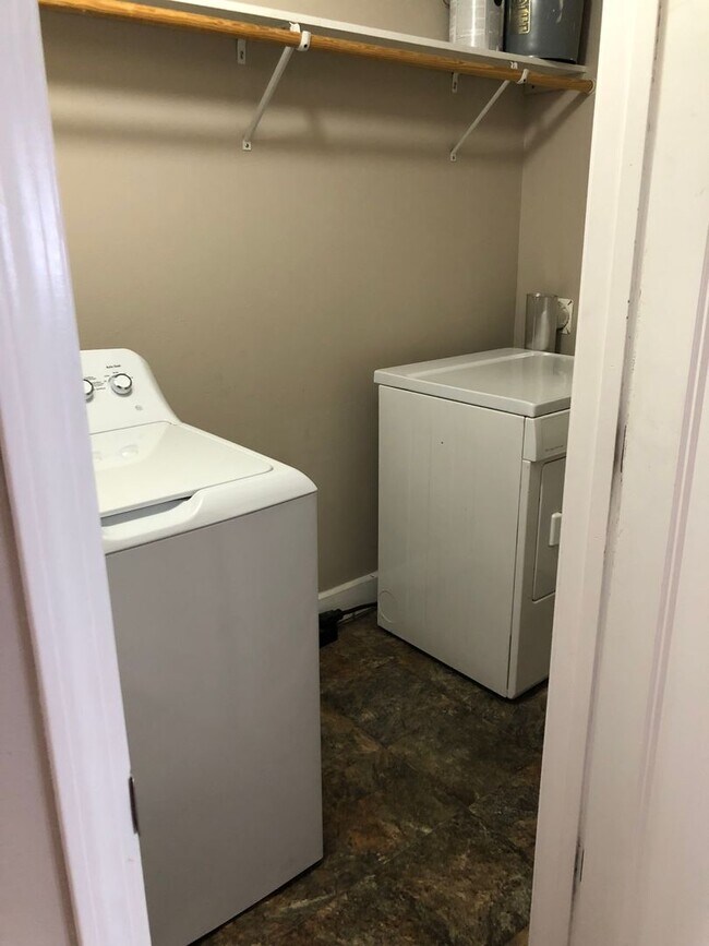 Building Photo - 819 S Main Ave