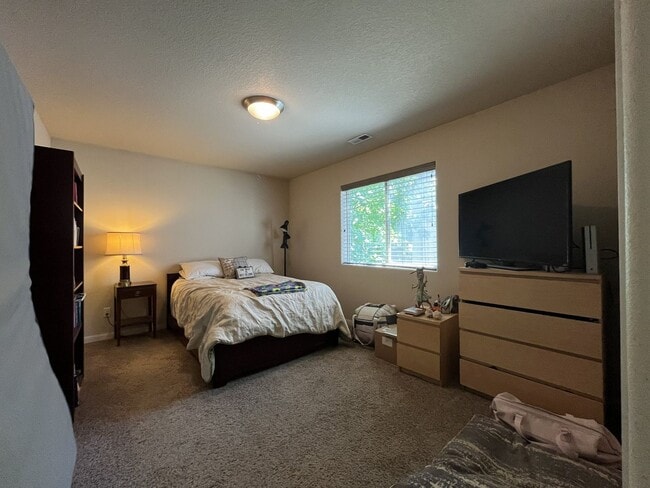 Building Photo - Bright and Modern North Portland Living with Three Bedrooms, Laundry Room & Attached Garage