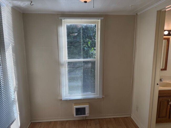 Building Photo - 2 bedroom 1 bathroom house - Close to Campus!