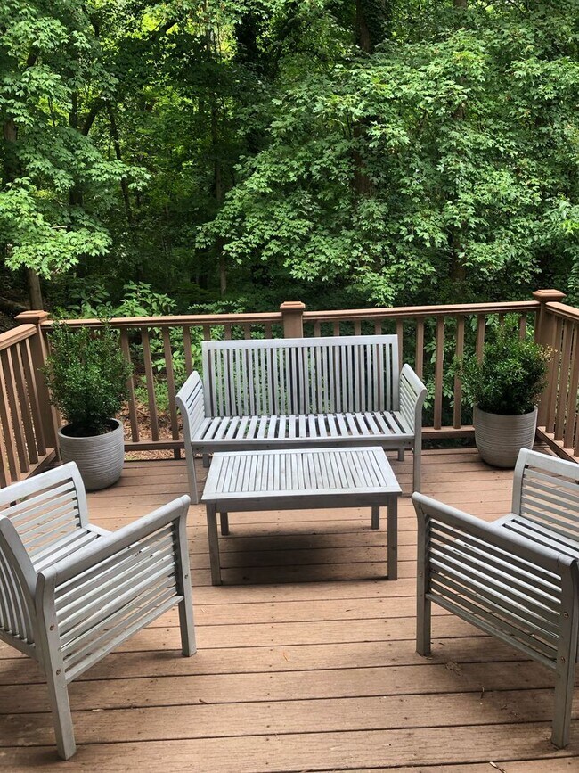 Building Photo - Beautifully Updated Townhome in Prime Carrboro Location – Walk to Downtown & Weaver Street Market