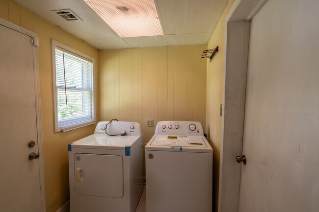 Building Photo - 2 Bed 1 Bath With Bonus Room in Tulsa