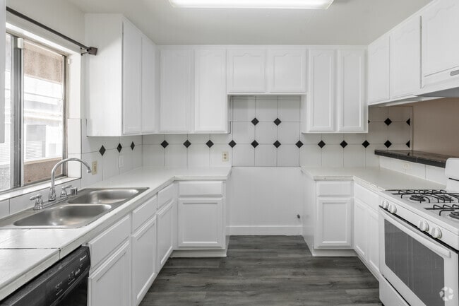 2BR, 2BA - 900SF - Kitchen - 744 Rose Ave.