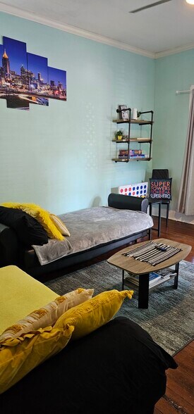 3 beds in king bedroom, 1 bed in the second bedroom and 2 sofa beds in living room--Sleeps 6! - 607 Gaskill St SE