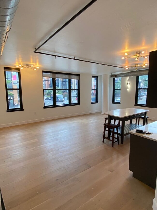 Primary Photo - Beautiful updated 2bd/2ba condo in bustlin...