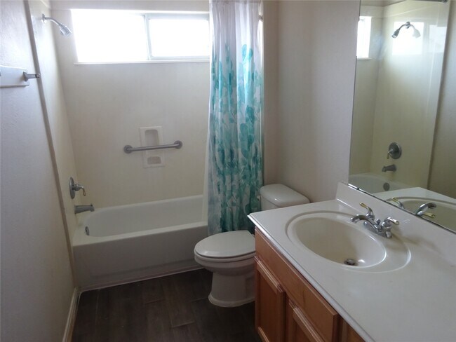 Building Photo - 515 Plantain Ln