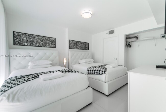 Building Photo - 1200 Brickell Bay Dr