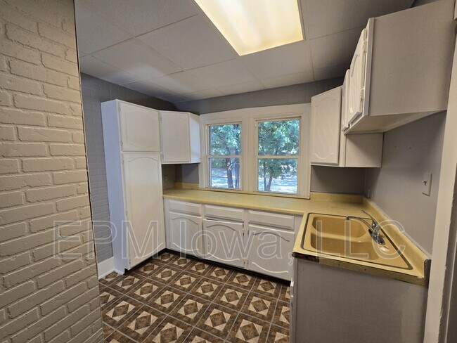 Building Photo - 543 Sumner St