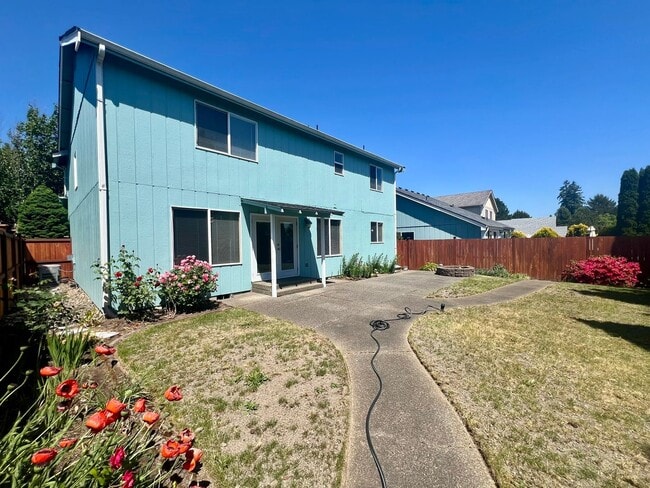 Building Photo - Well Maintained and Spacious 4 Bed