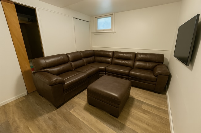 Building Photo - Huge 6 Bed with 2 Bonus Rooms for Den/Offi...