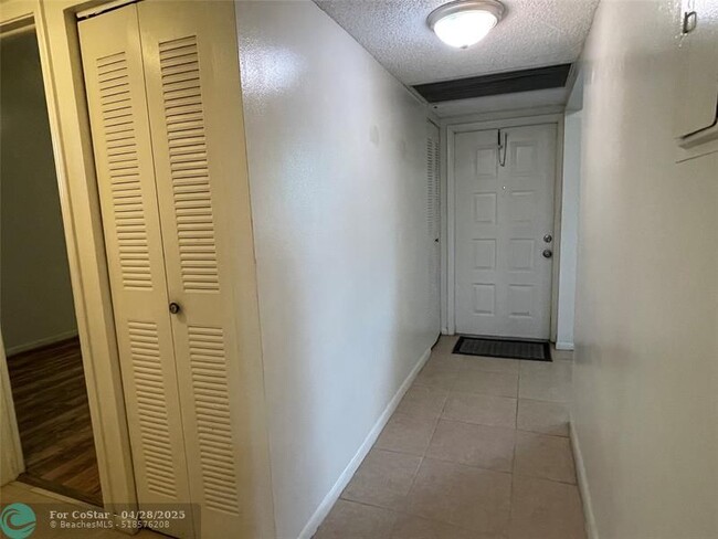 Building Photo - 9898 Nob Hill Ct