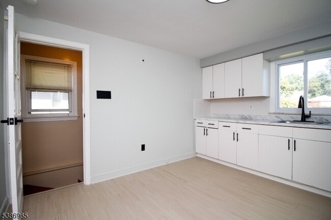 Building Photo - 609 Leo St