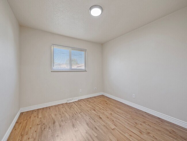 Building Photo - Charming 2-Bed, 1-Bath Duplex in Greeley, CO!