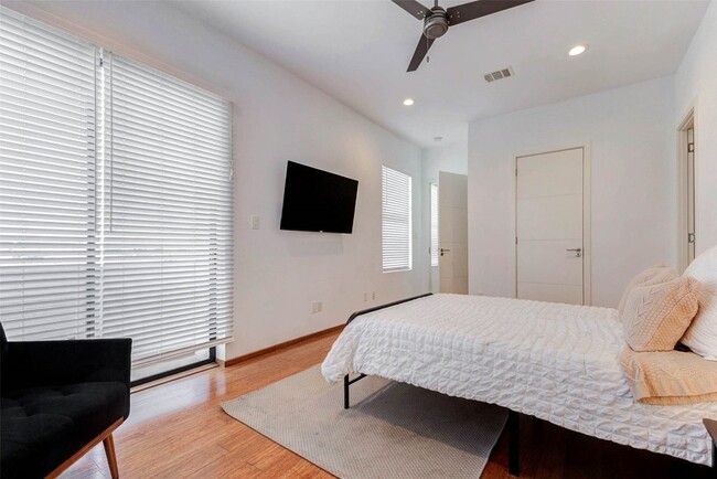 Building Photo - 4115 Chartres St