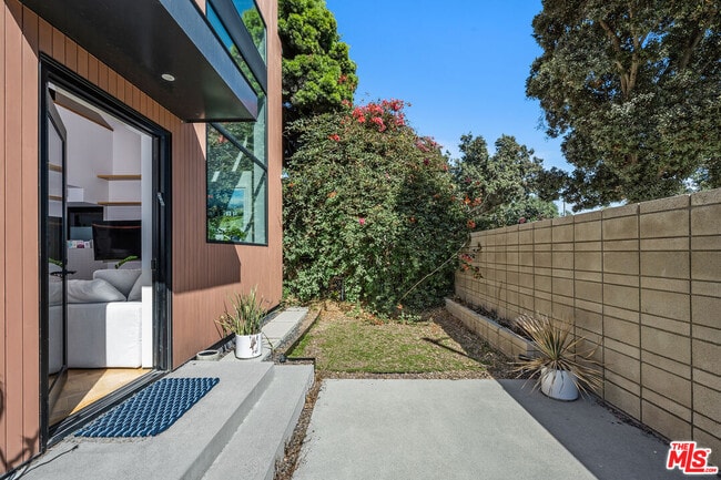 Building Photo - 303 Windward Ave