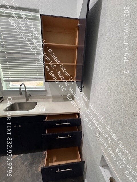 Building Photo - 802 University Ave