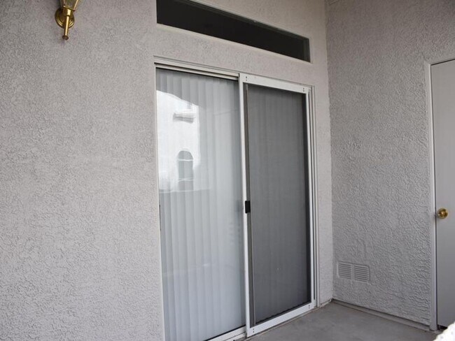 Building Photo - Fully remodeled ground floor 2BR unit in gated Mission Ridge - with garage!