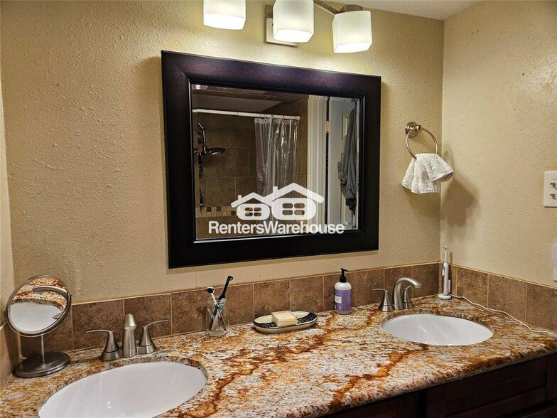 Building Photo - 1806 Saxony Ln