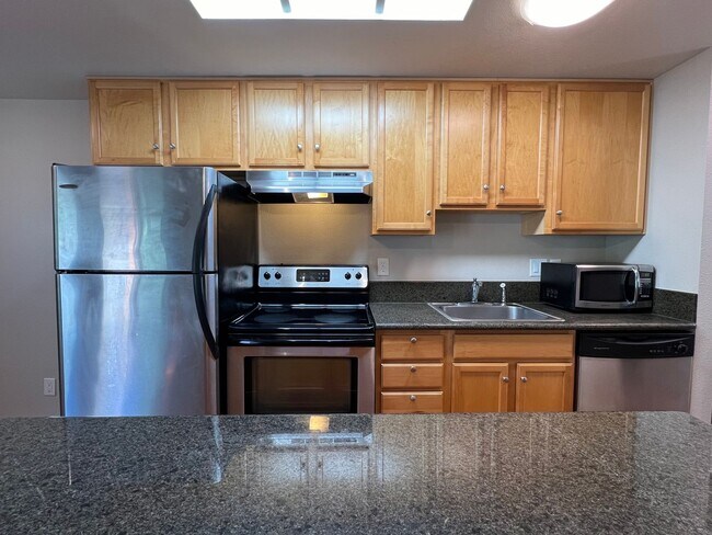 Building Photo - PENDING APPLICATIONS - RICHMOND ONE BEDROOM AVAILABLE FOR IMMEDIATE MOVE-IN - SEE LISTING FOR SPE...