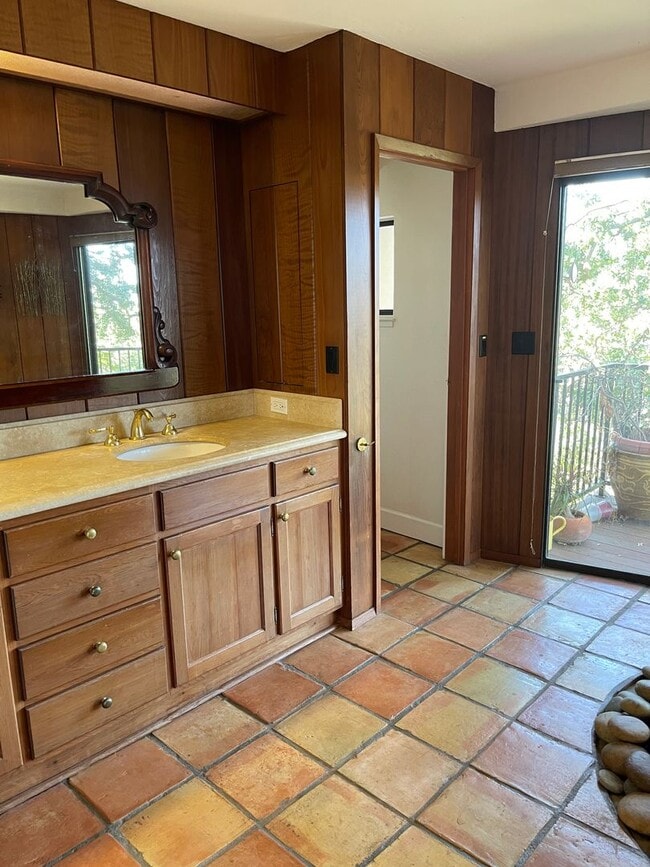 Building Photo - Spacious hilltop home, cul de sac location, fabulous views, Excellent Palo Alto Schools!