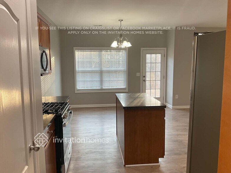 Building Photo - 628 Needle Rush Cir