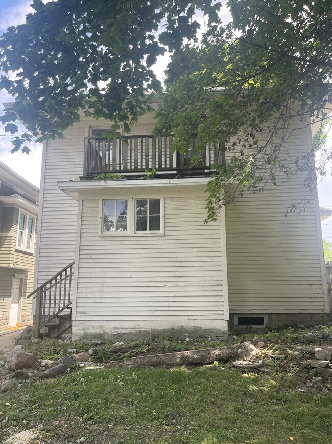 Building Photo - 607 N Sycamore St