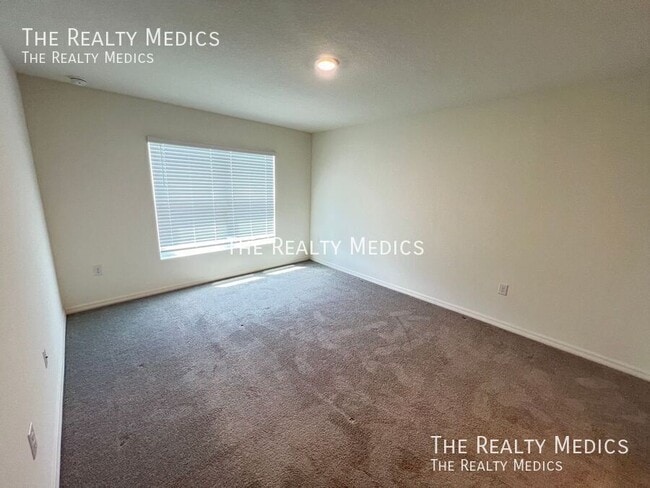 Building Photo - 4801 N Forest Ridge Blvd