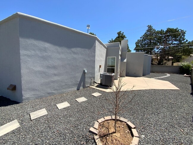 Building Photo - 3 Bedroom Single Story Home Available Near...