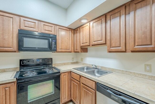 Building Photo - Bright 3-Bedroom Condo with Community Perks in Central Tucson