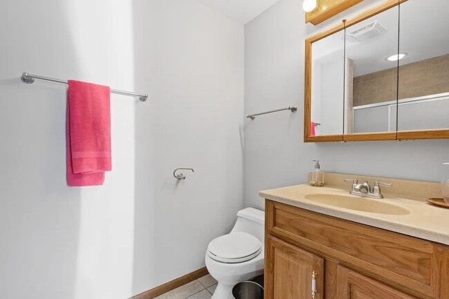 Building Photo - 8 Hampton Ct