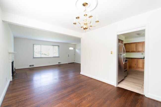 Building Photo - 50's Rambler with 5 BR & 3 BA in One of the Best Locations in Arlington