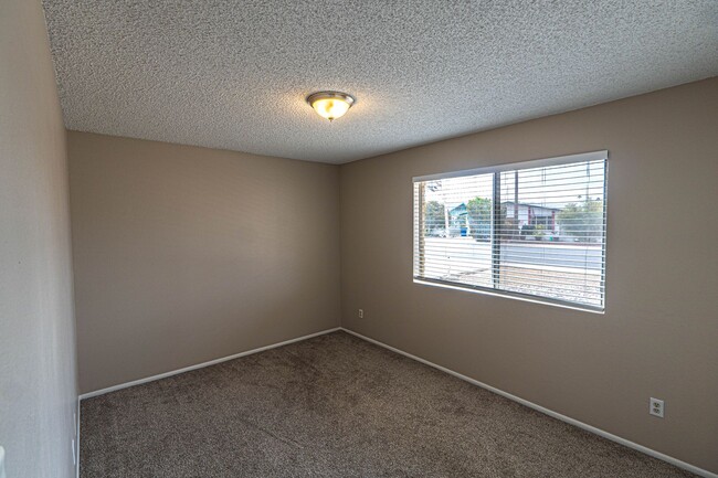 Building Photo - Great Property with a HUGE backyard in Tempe!