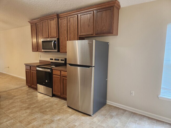 Building Photo - 4 Bedroom 2 Bath Brick and Stucco in desirable Silver Creek