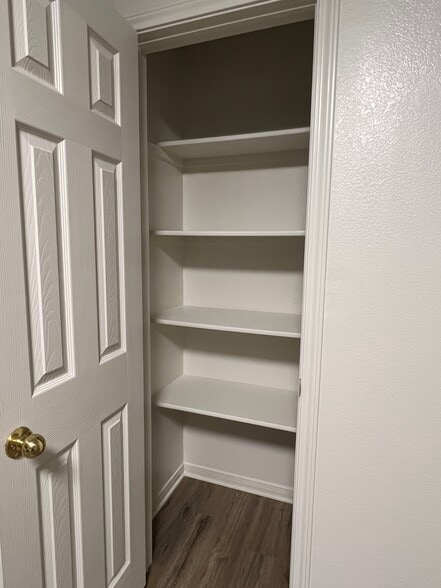 Building Photo - 409 Topeka Ct