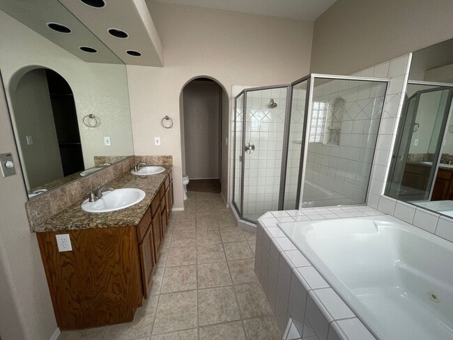 Building Photo - Home in Residential Estates Golf Course Neighborhood for rent!