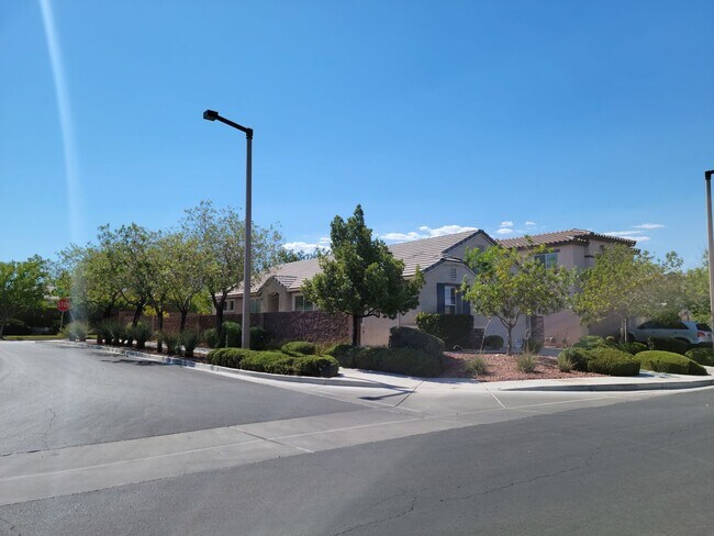 Building Photo - Downtown Summerlin Beauty