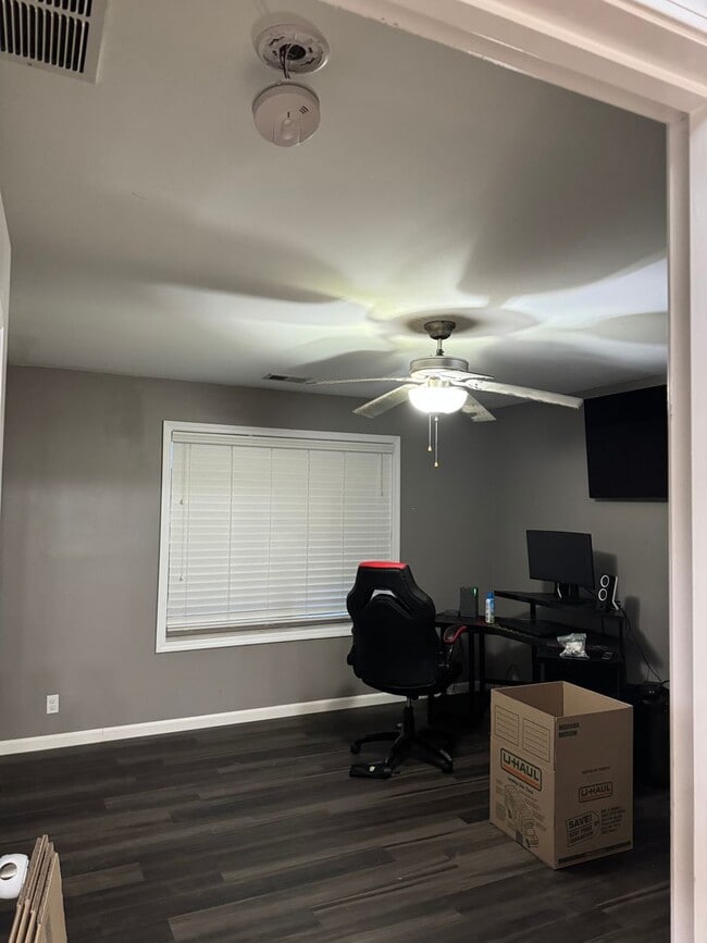 Building Photo - *** Move-in SPECIAL - $2395.00 ***